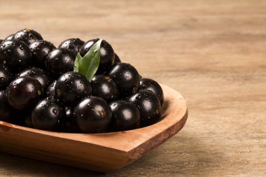 Berry jaboticaba in kom op houten tafel