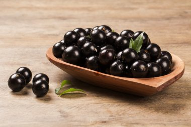 Berry jaboticaba in kom op houten tafel