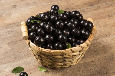 Berry jaboticaba in kom op houten tafel