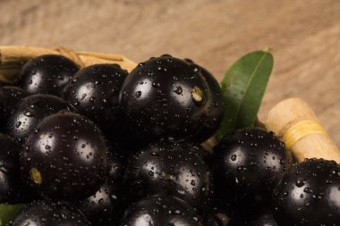 Berry jaboticaba in kom op houten tafel