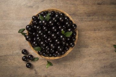 Berry jaboticaba in kom op houten tafel