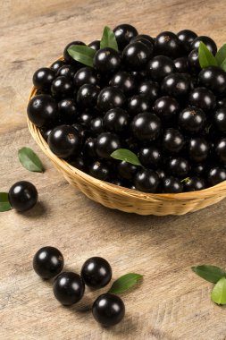 Berry jaboticaba in kom op houten tafel
