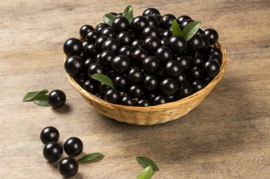 Berry jaboticaba in kom op houten tafel