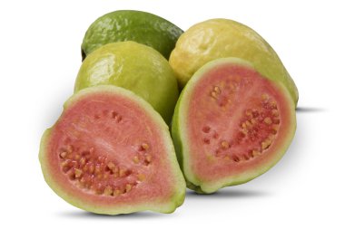Beyaz bir arka plan üzerinde bazı Brezilyalı guavas. 