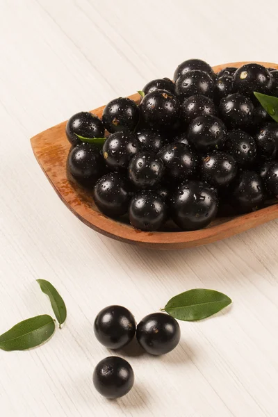 Berry jaboticaba in kom op houten tafel — Stok fotoğraf