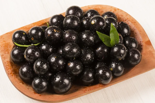 Berry jaboticaba in kom op houten tafel — Stok fotoğraf