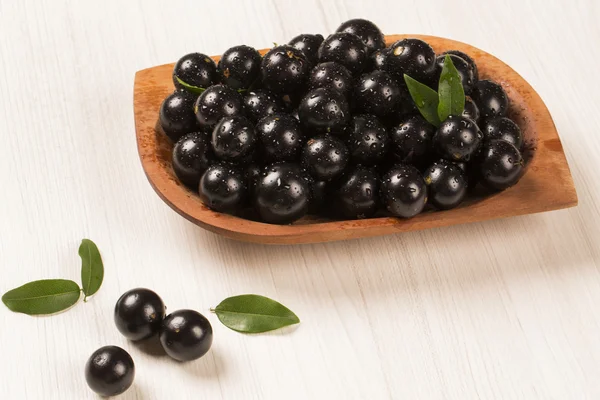 Berry jaboticaba in kom op houten tafel — Stok fotoğraf