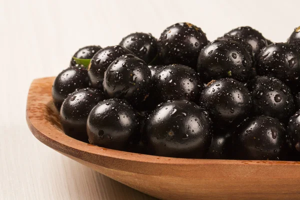 Berry jaboticaba in kom op houten tafel — Stok fotoğraf