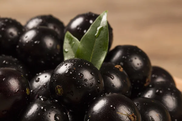 Berry jaboticaba in kom op houten tafel — Stok fotoğraf