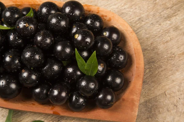 Berry jaboticaba in kom op houten tafel — Stok fotoğraf