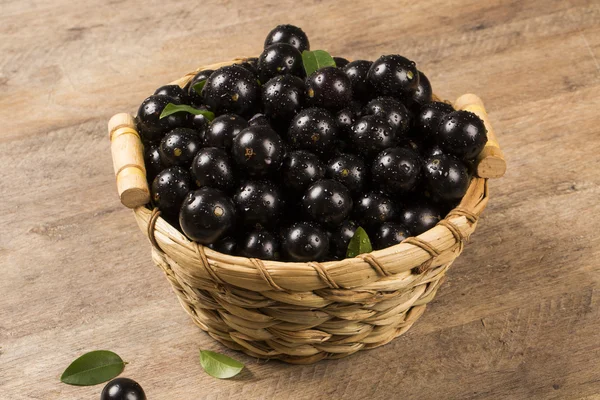 Berry Jaboticaba in ciotola sul tavolo di legno — Foto Stock