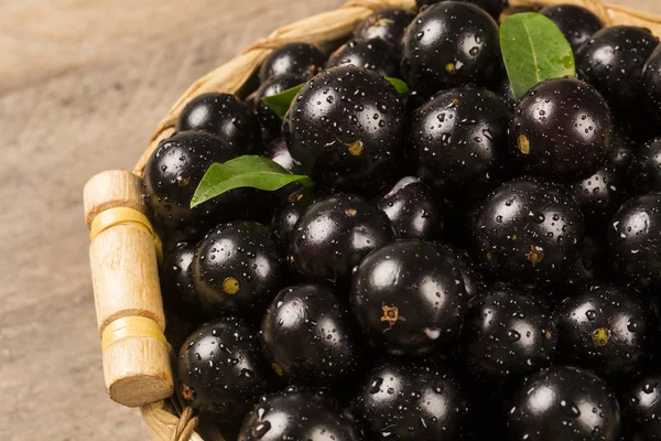 Berry jaboticaba in kom op houten tafel — Stok fotoğraf