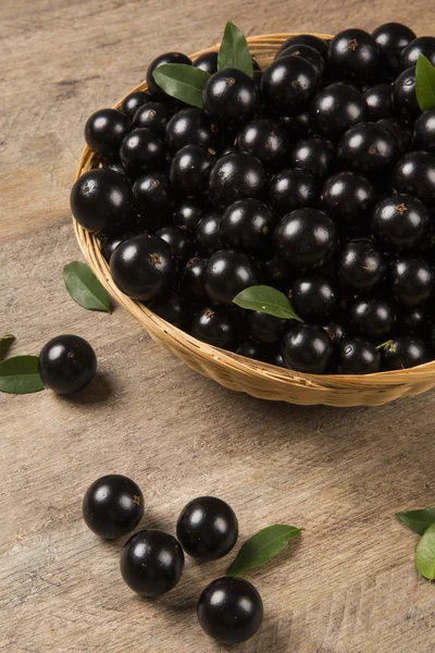 Berry jaboticaba in kom op houten tafel — Stok fotoğraf