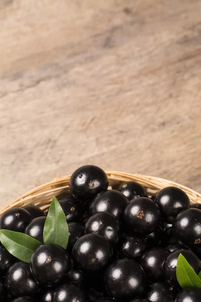 Berry jaboticaba in kom op houten tafel — Stok fotoğraf