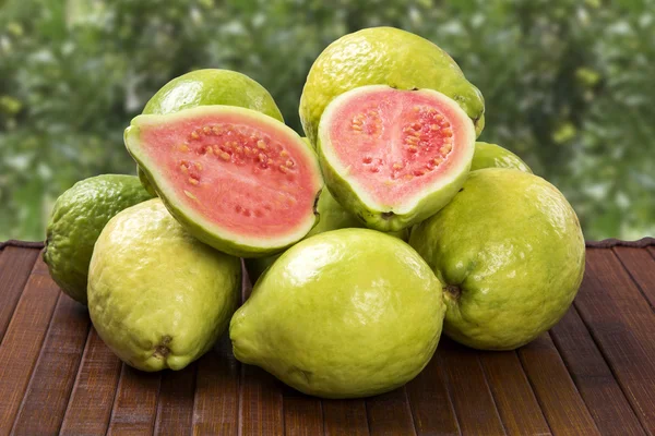 Vissa brasilianska Guava över en randig yta. — Stockfoto