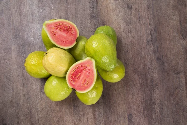 Bazı Brezilyalı guavas çizgili bir yüzey üzerinde.