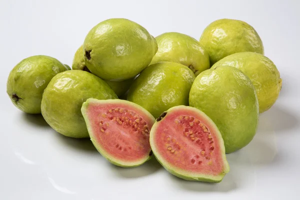 Vissa brasilianska Guava över en vit bakgrund. — Stockfoto