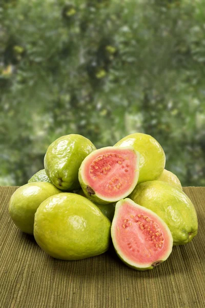 Einige brasilianische Guaven über einer gestreiften Oberfläche. — Stockfoto