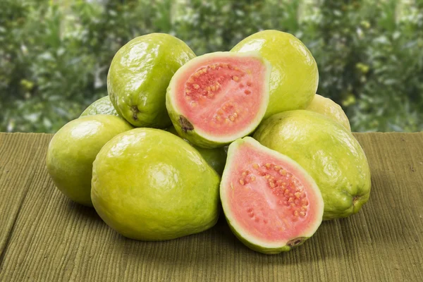 Néhány brazil guava, egy csíkos felületre. — Stock Fotó