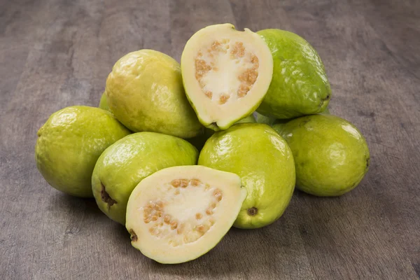 Sommige Braziliaanse guaves over een gestreepte oppervlak. — Stockfoto