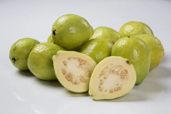 Einige brasilianische Guaven auf weißem Hintergrund. — Stockfoto