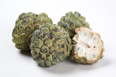 Beyaz bir arka plan üzerinde bazı şeker elma.