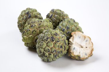 Beyaz bir arka plan üzerinde bazı şeker elma.