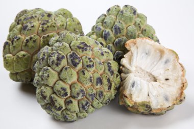 Beyaz bir arka plan üzerinde bazı şeker elma.