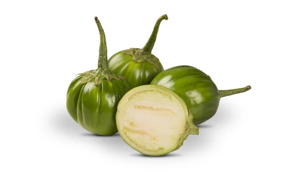 Beyaz bir arka plan üzerinde yeşil bazı Afrika patlıcan — Stok fotoğraf