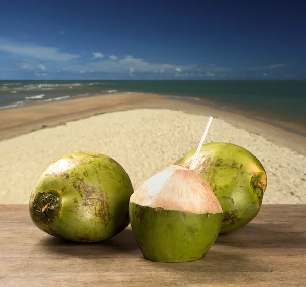 Kókusz koktél egy trópusi tengerparton, Brazília. — Stock Fotó