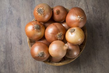 Çeşitli çiftlik taze soğan.