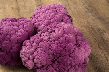 Yukarıda da görüleceği bir ahşap yüzey üzerinde beyaz bazı karnabahar. 