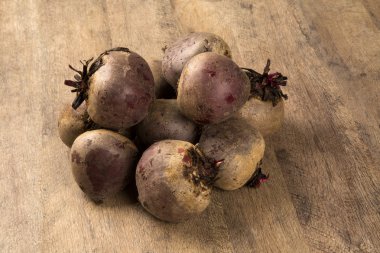 Ahşap bir yüzey üzerinde bir sepet içinde bazı pancar