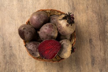 Ahşap bir yüzey üzerinde bir sepet içinde bazı pancar