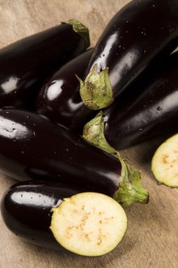 Ahşap bir yüzey üzerinde bazı patlıcan