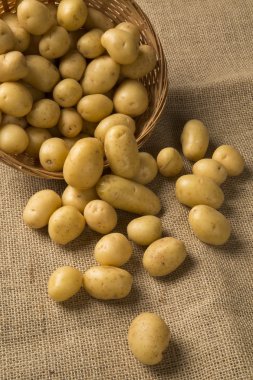 Biraz patates bir ahşap yüzey üzerinde