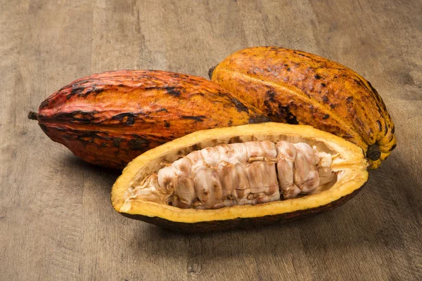 Algunos cacaos sobre una superficie de madera — Foto de Stock