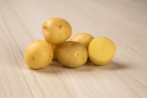 Vissa potatis över en träytan — Stockfoto