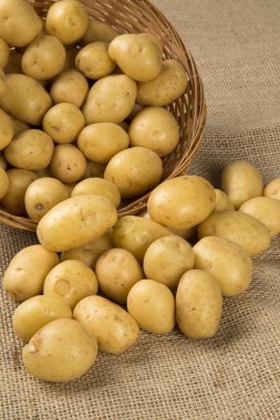 Biraz patates bir ahşap yüzey üzerinde