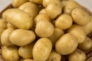 Biraz patates bir ahşap yüzey üzerinde
