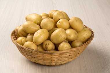 Biraz patates bir ahşap yüzey üzerinde