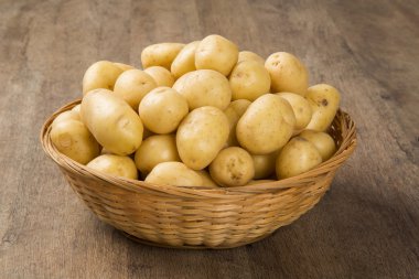 Biraz patates bir ahşap yüzey üzerinde
