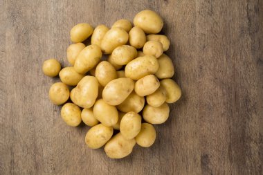 Biraz patates bir ahşap yüzey üzerinde