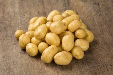 Biraz patates bir ahşap yüzey üzerinde