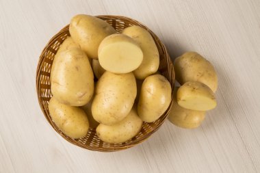 Beyaz bir arka plan üzerinde biraz patates