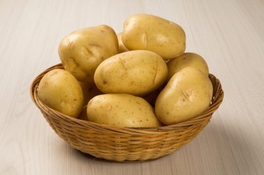 Beyaz bir arka plan üzerinde biraz patates