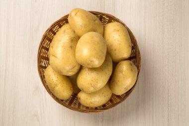 Beyaz bir arka plan üzerinde biraz patates
