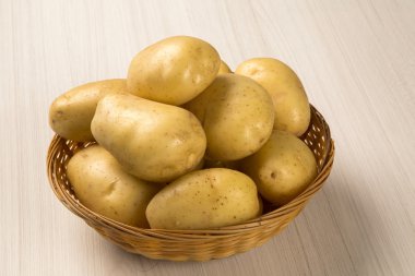 Beyaz bir arka plan üzerinde biraz patates
