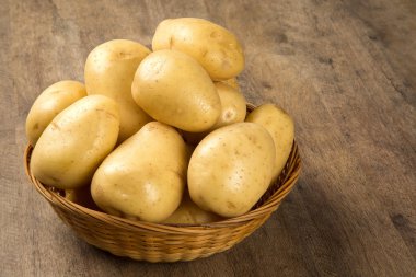 Biraz patates bir ahşap yüzey üzerinde