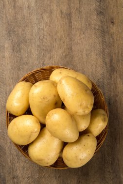 Biraz patates bir ahşap yüzey üzerinde